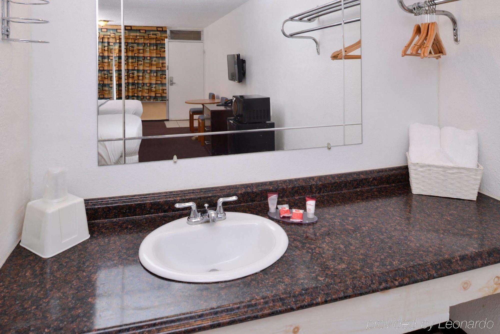 Red Carpet Inn Battleboro Dış mekan fotoğraf